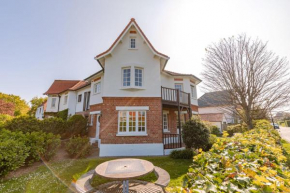 Sunny family villa with beautiful private garden and terrace